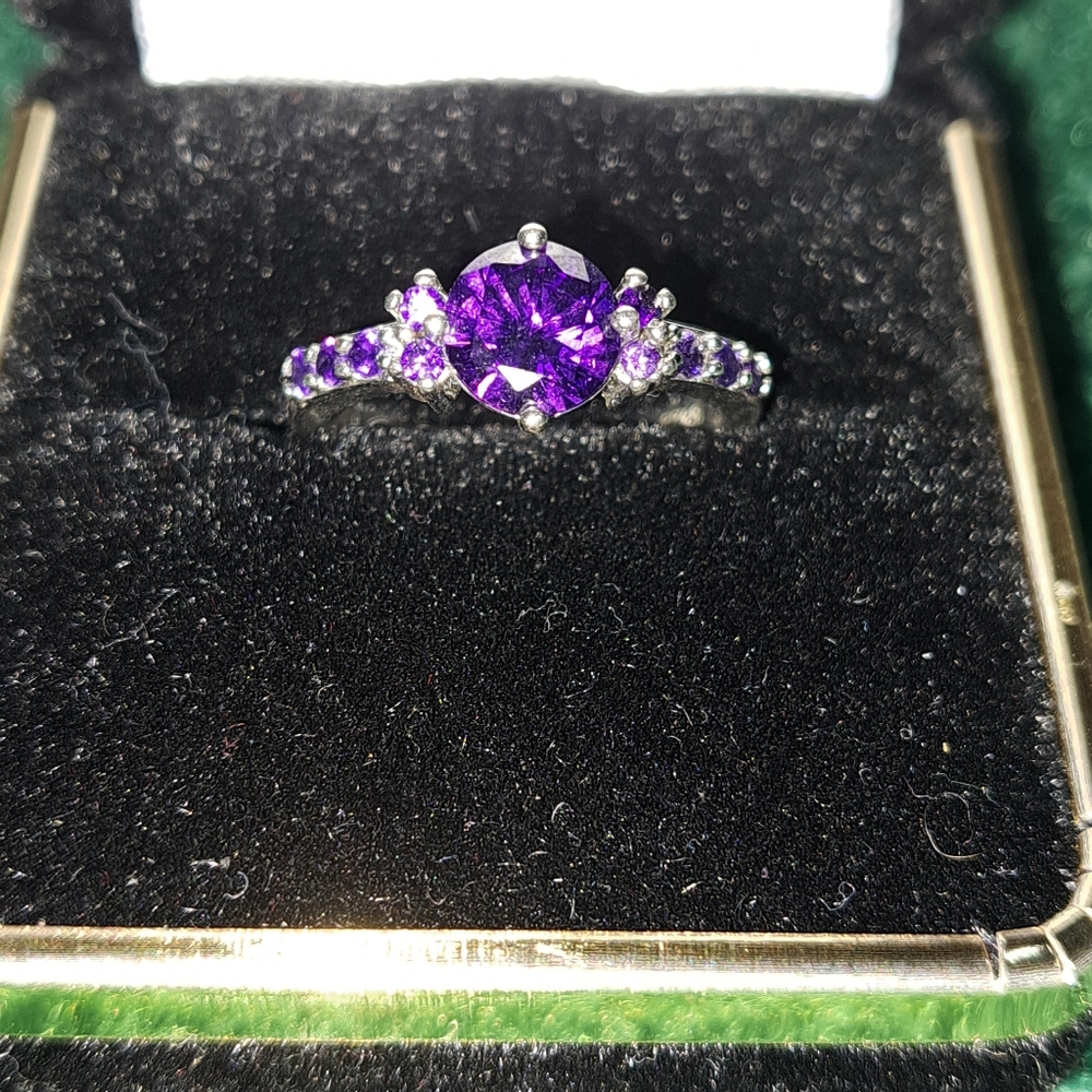 7.5 Silver Ring w/purple stone